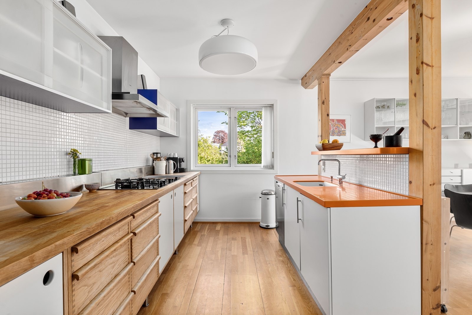 Snekkerbygget kjøkkeninnredning. Heltre benkeplate og Corian benkeplate. Galleribilde