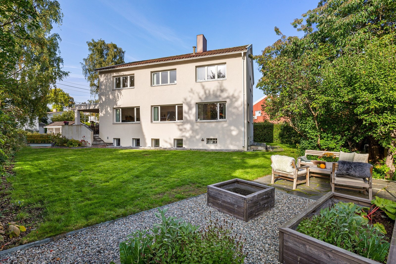 Tiltalende enebolig i solrike og barnevennlige omgivelser. Galleribilde