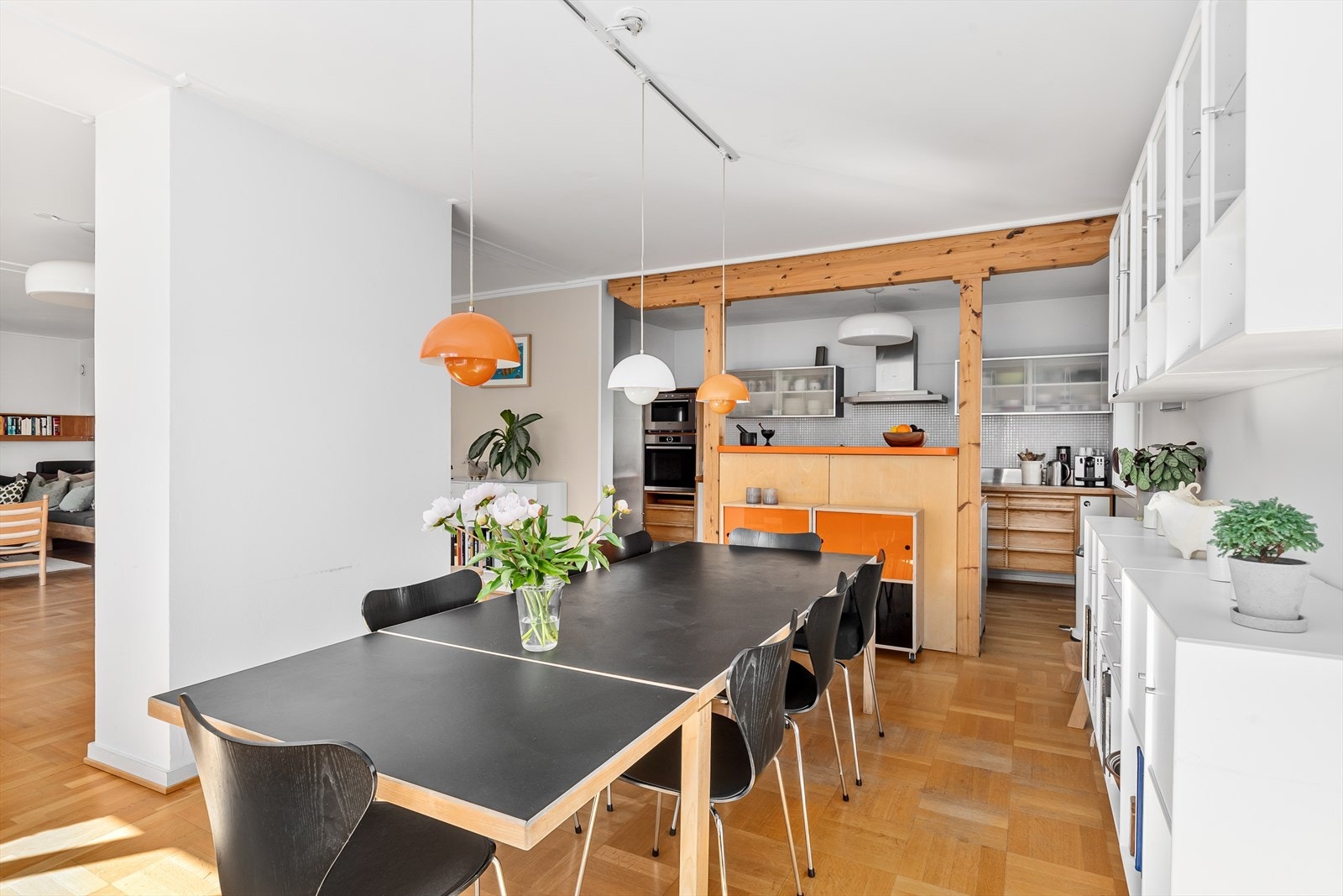 Spisestuen ligger fin plassert i tilknytning til kjøkkenet. Galleribilde