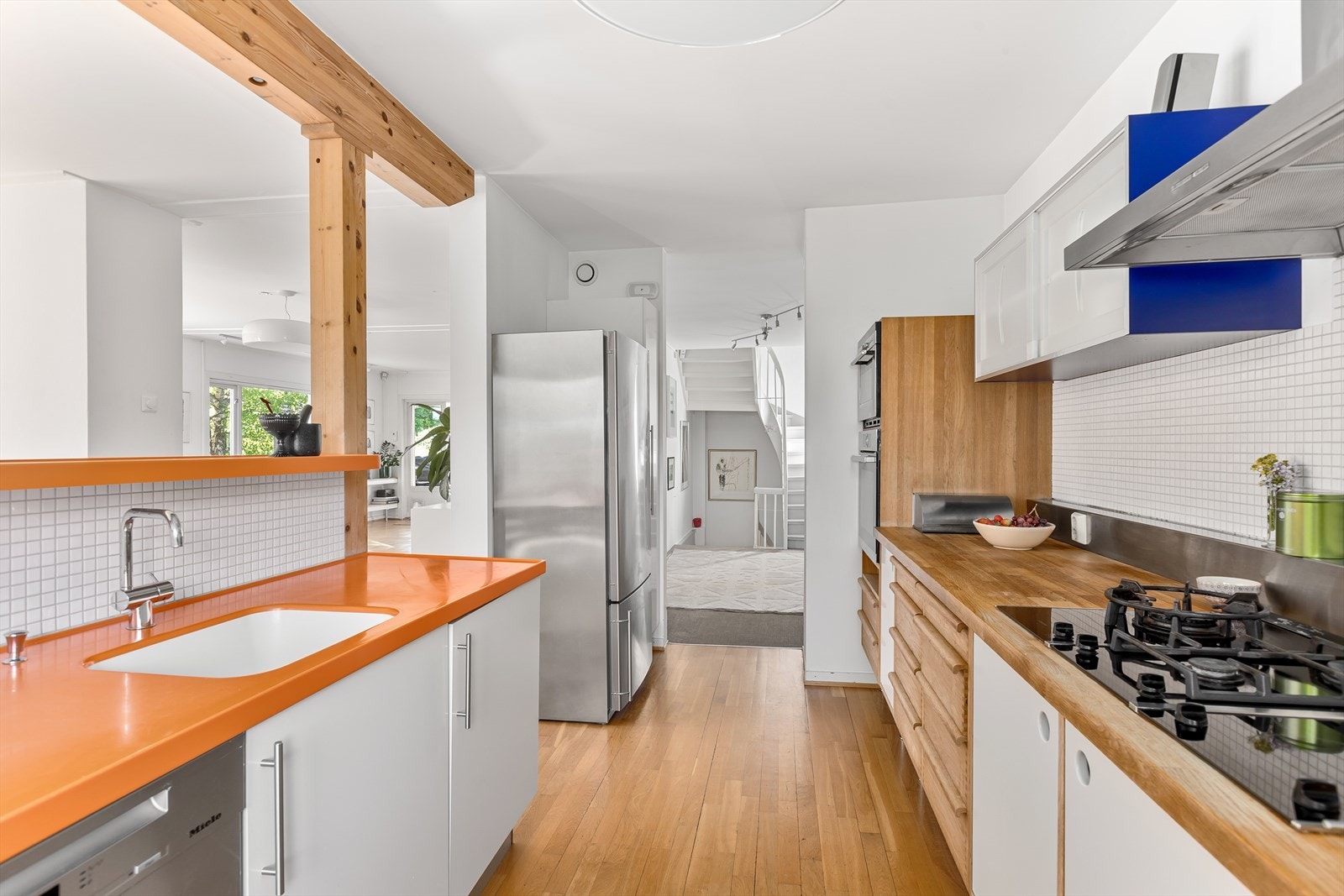 Kjøkkenet ligger fin plassert i tilknytning til spisestue, men har også enkelt adkomst med handleposer fra entré. Galleribilde