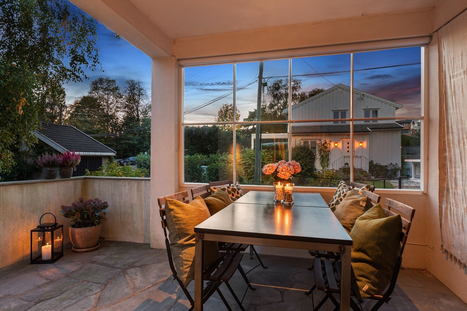 Kveldsstemning på terrassen. Galleribilde