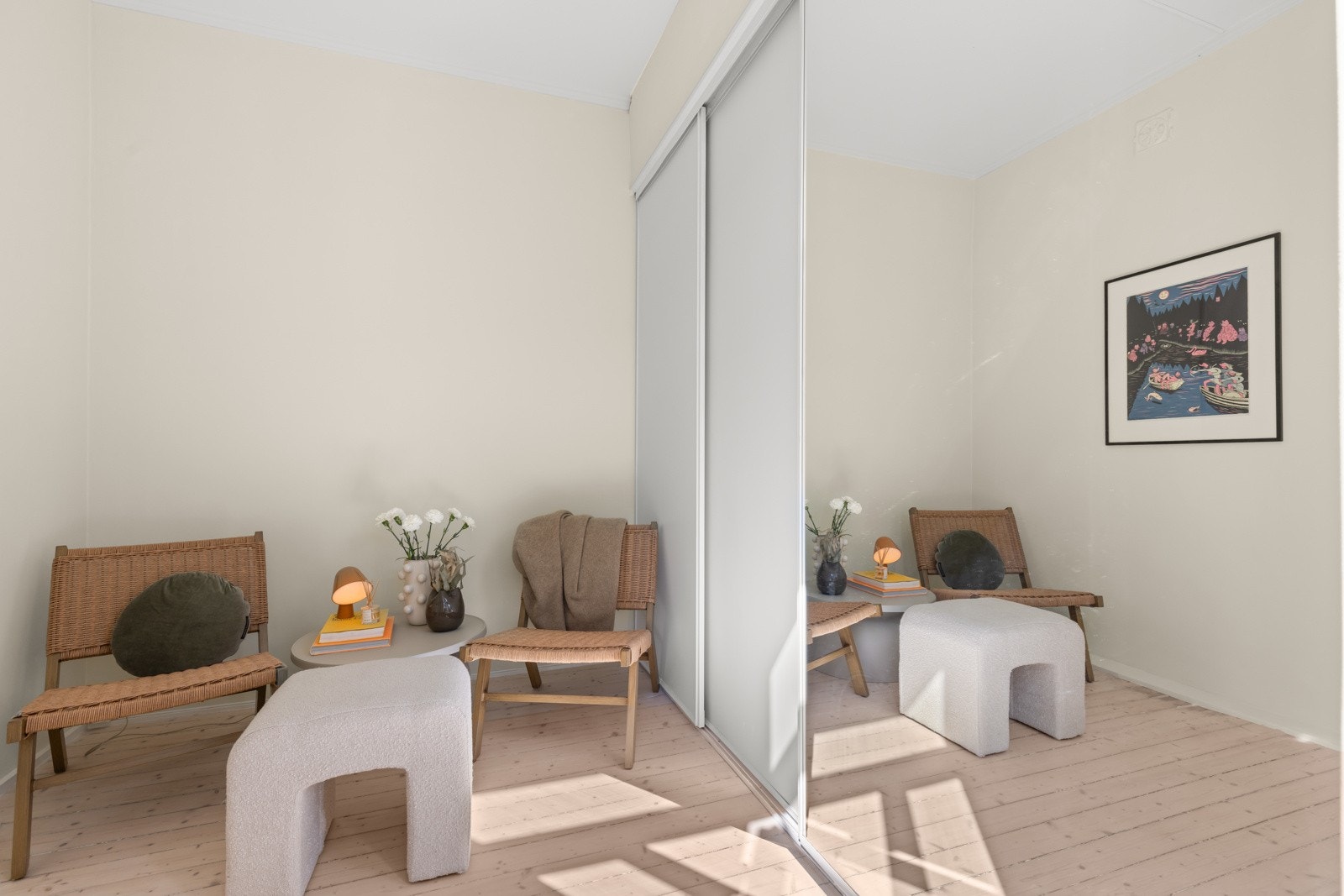 Soverom 2 er i dag innredet som et loungerom / walk-in-closet, med store speil i skyvedørs-garderoben. Galleribilde