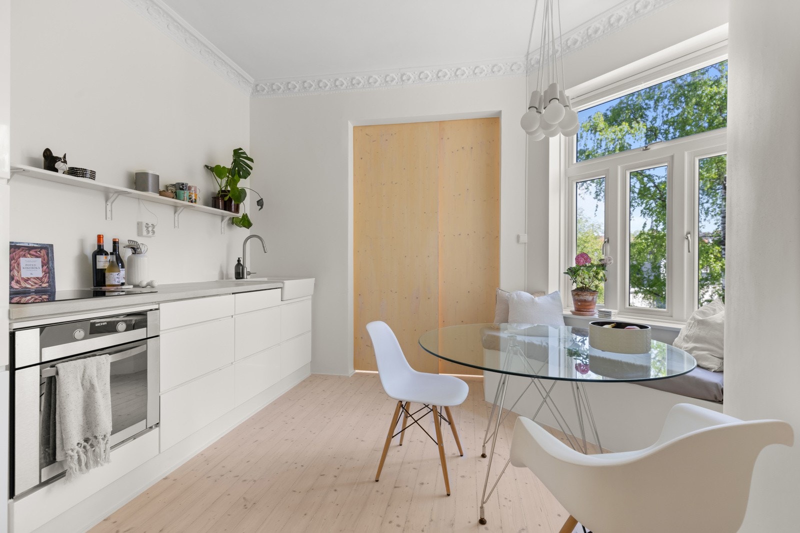 En arkitektegnet skyvedør i moderne materiale gjør det mulig å separere kjøkkenet fra stue. Galleribilde
