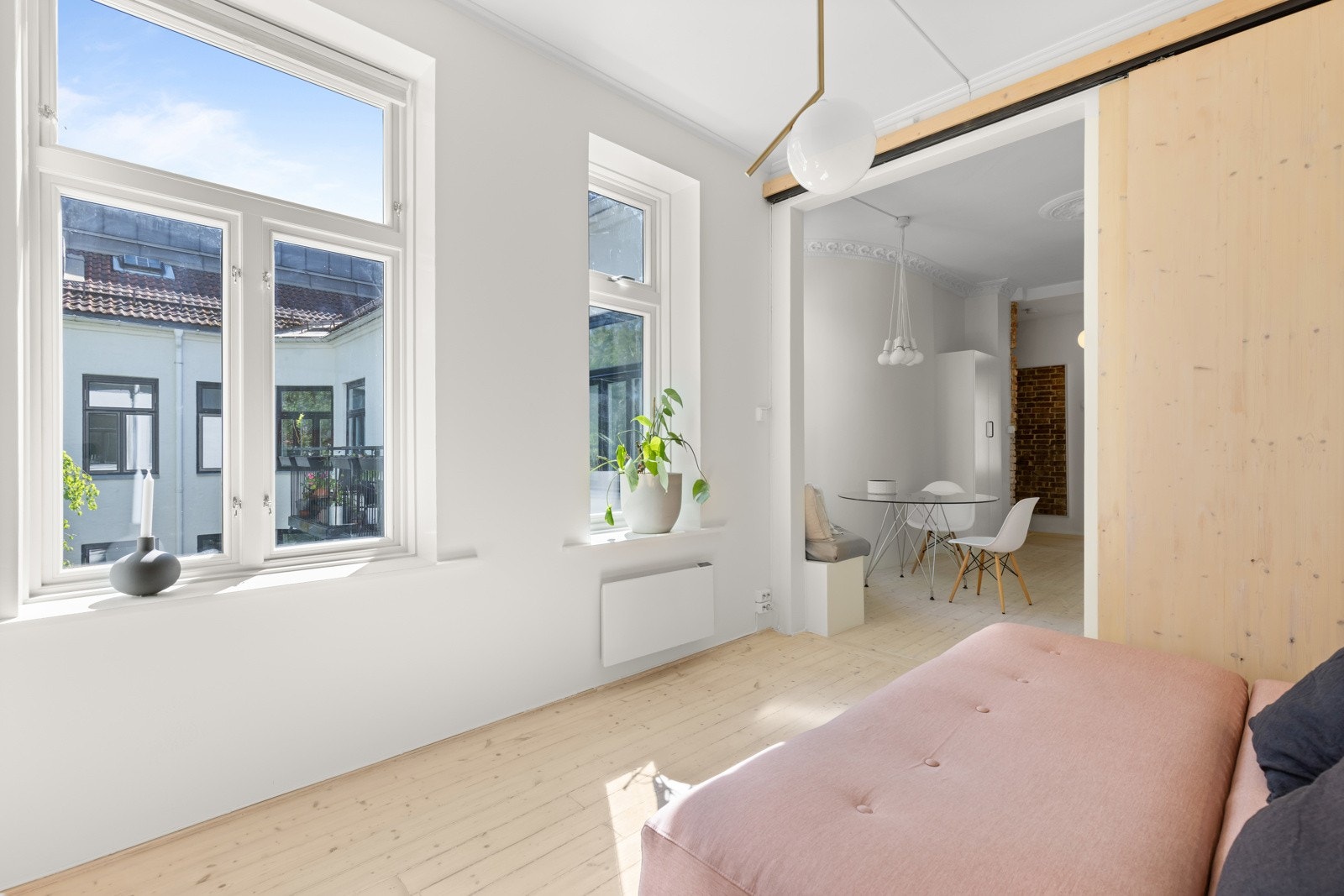 Med helt nye vinduer, kan man tillate seg å la lyset slippe inn uten kald trekk, uansett årstid. Galleribilde