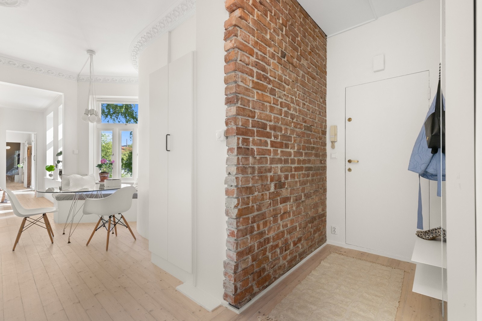 Innbydende entré med teglsteinsvegg. Dette gir deg et godt førsteinntrykk når du kommer inn i boligen! Galleribilde