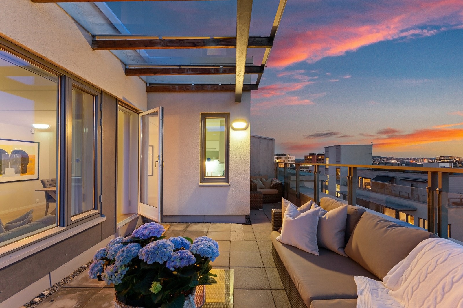 Takterrassen har sol om sommeren fra tidlig formiddag til kveld. Galleribilde