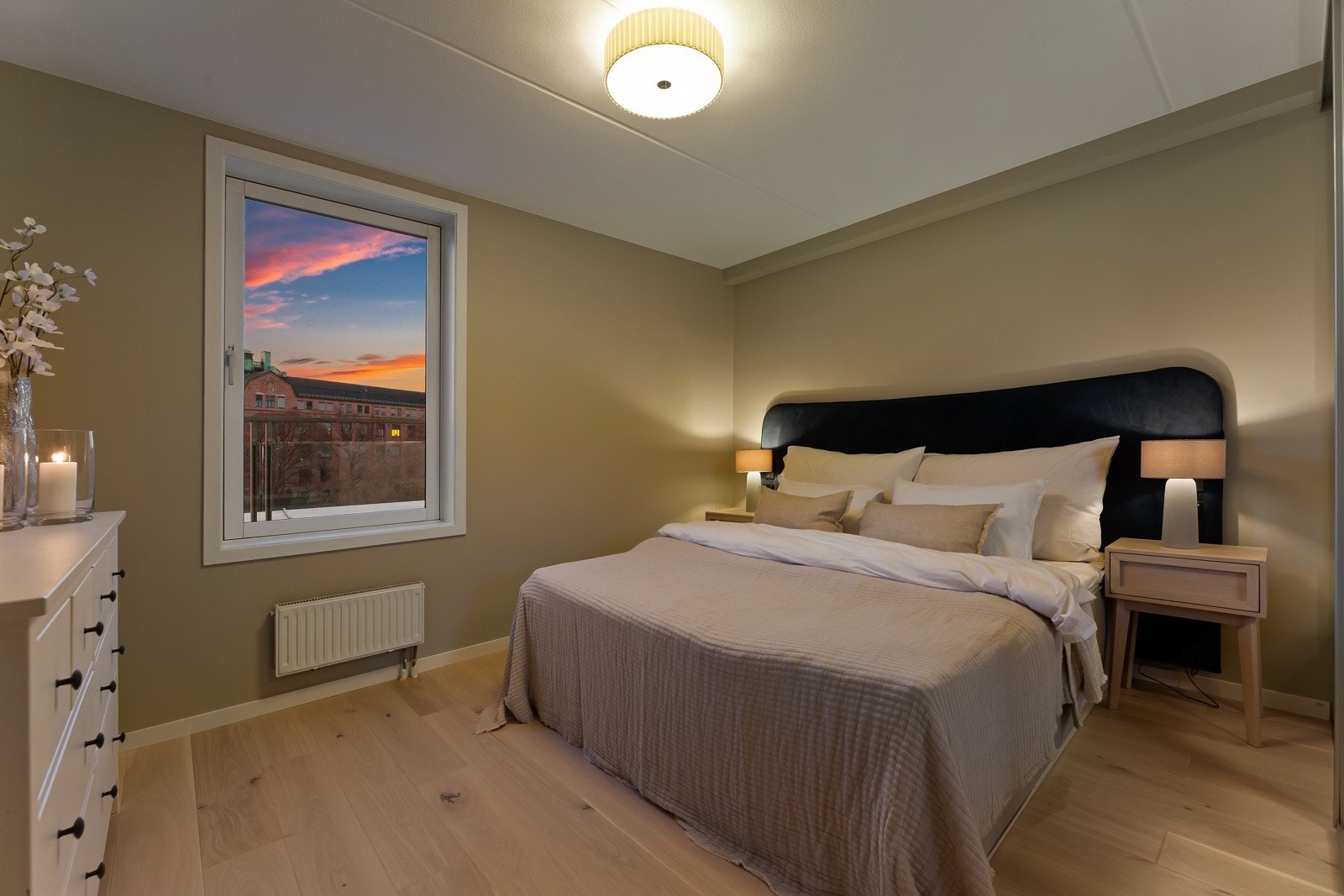 Hovedsoverommet er målt til rundt 14 kvm. Ytterlige oppbevaringsplass har du i innvendig bod og kjellerbod. Galleribilde