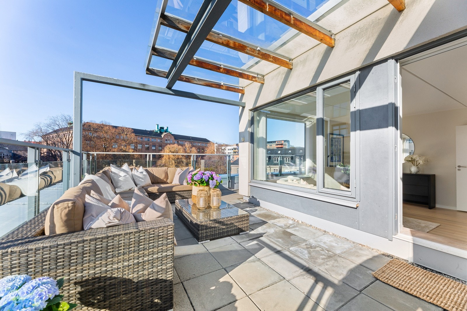 Terrassen omkranser leiligheten langs flere sider. Galleribilde