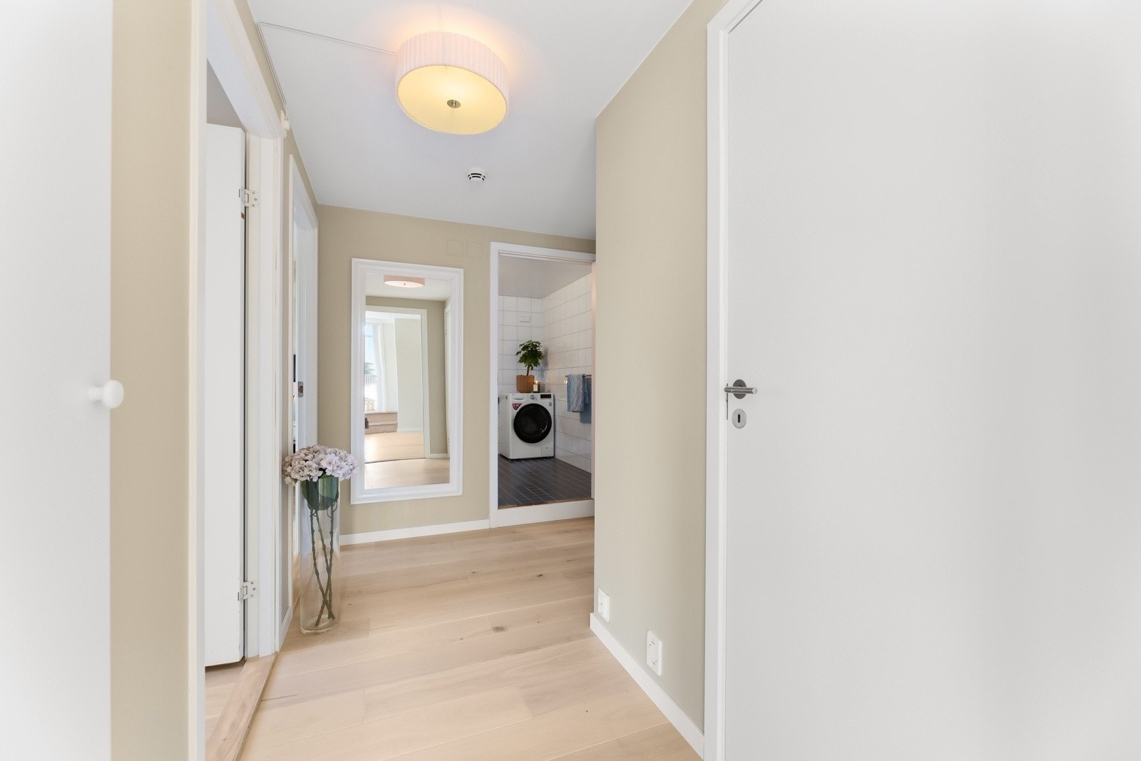 Fra inngangspartiet har du adkomst til bad, soverom og boligens øvrige rom. Galleribilde