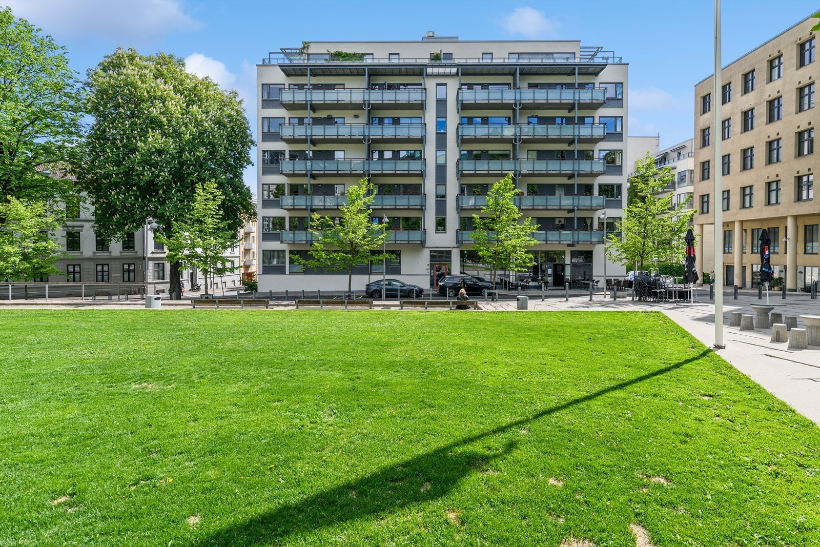 Boligen har en flott beliggende med kort vei til både sentrum, alle typer offentlig kommunikasjon og St. Hanshaugen med store parkområder. Galleribilde