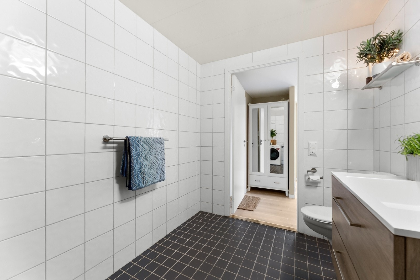 Langs den ene veggen er det god plass til knaggrekke og andre løsninger for oppheng. Baderomsarmatur over speil ble skiftet ut i år. Galleribilde