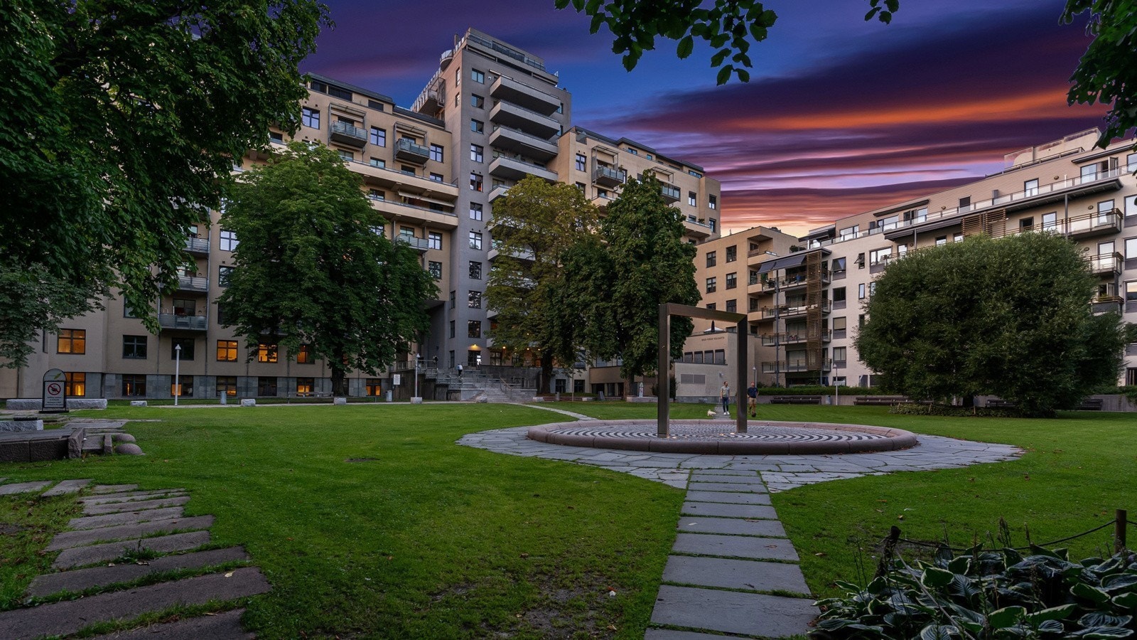 Lekeplass og felles sittegrupper legger til rette for utendørs hygge blant beboerne. Galleribilde