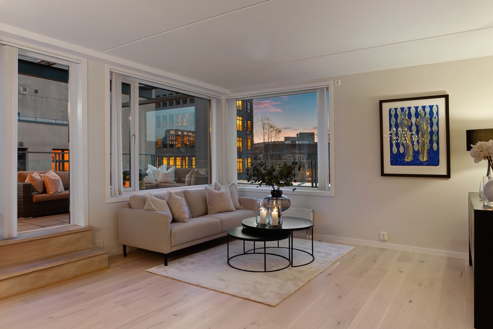 Hele leiligheten er nymalt i en tidsriktig og delikat beigefarge og det er lagt nytt gulv i samtlige oppholdsrom (2024). Galleribilde