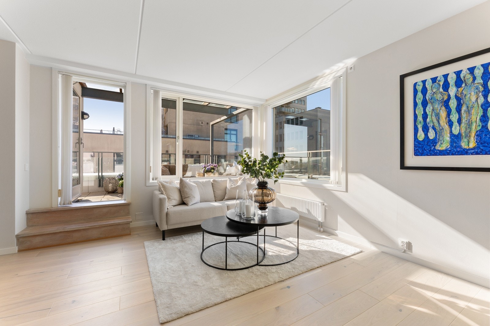 Fra stuen er det utgang til egen solrik og stor takterrasse - et flott tilleggsareal som forlenger stuedelen. Galleribilde