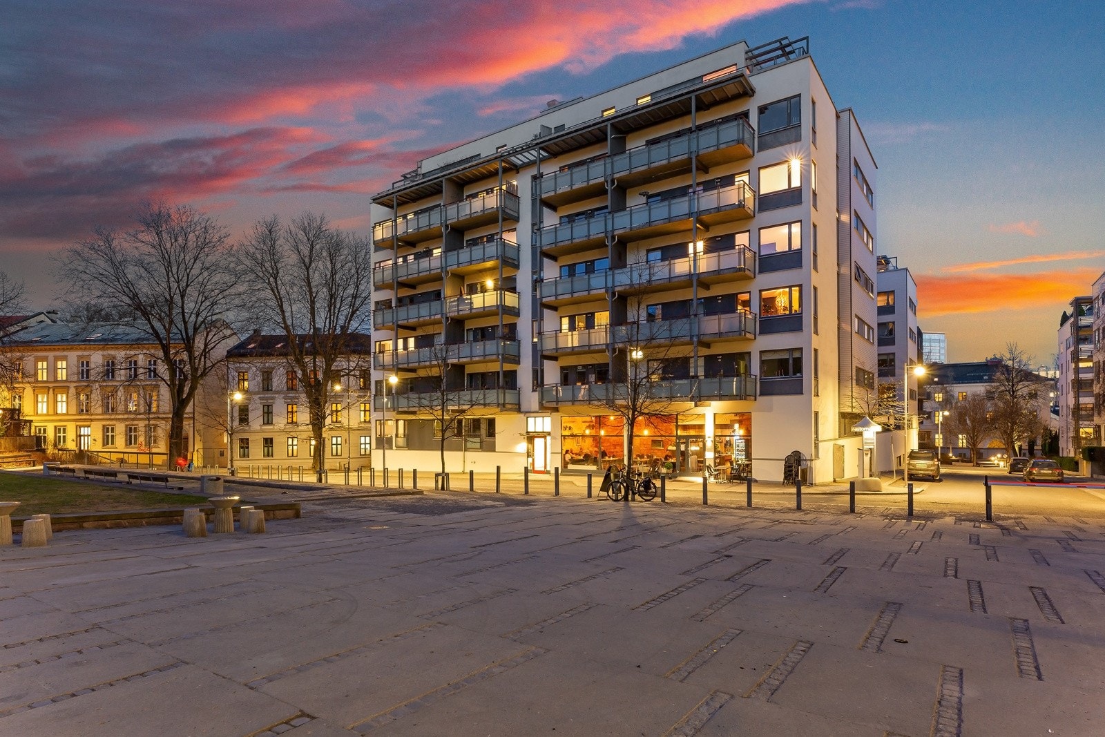 Parkeringsplass nr. 16 i lukket garasjeanlegg følger leiligheten. Det er etablert ladepunkt for elbil og det er bod i forkant av garasjeplassen. Galleribilde