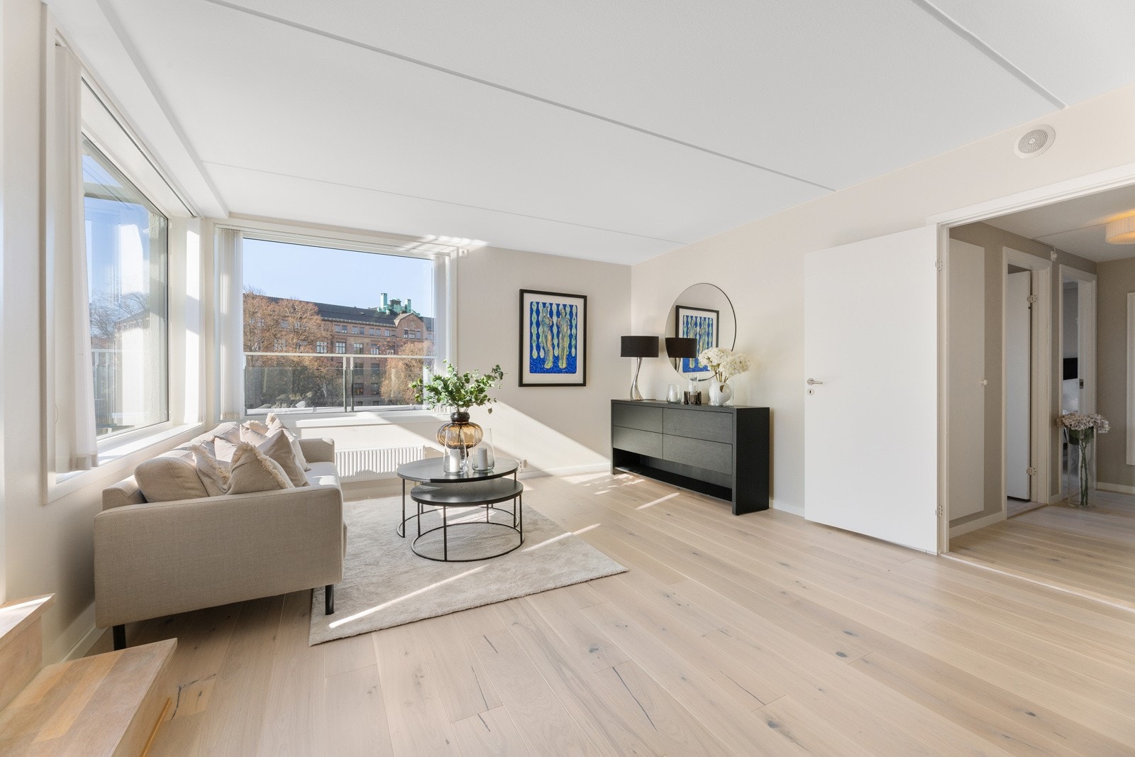 Det er store vindusflater i det ene stuehjørnet med utsikt over parken og byen. Galleribilde