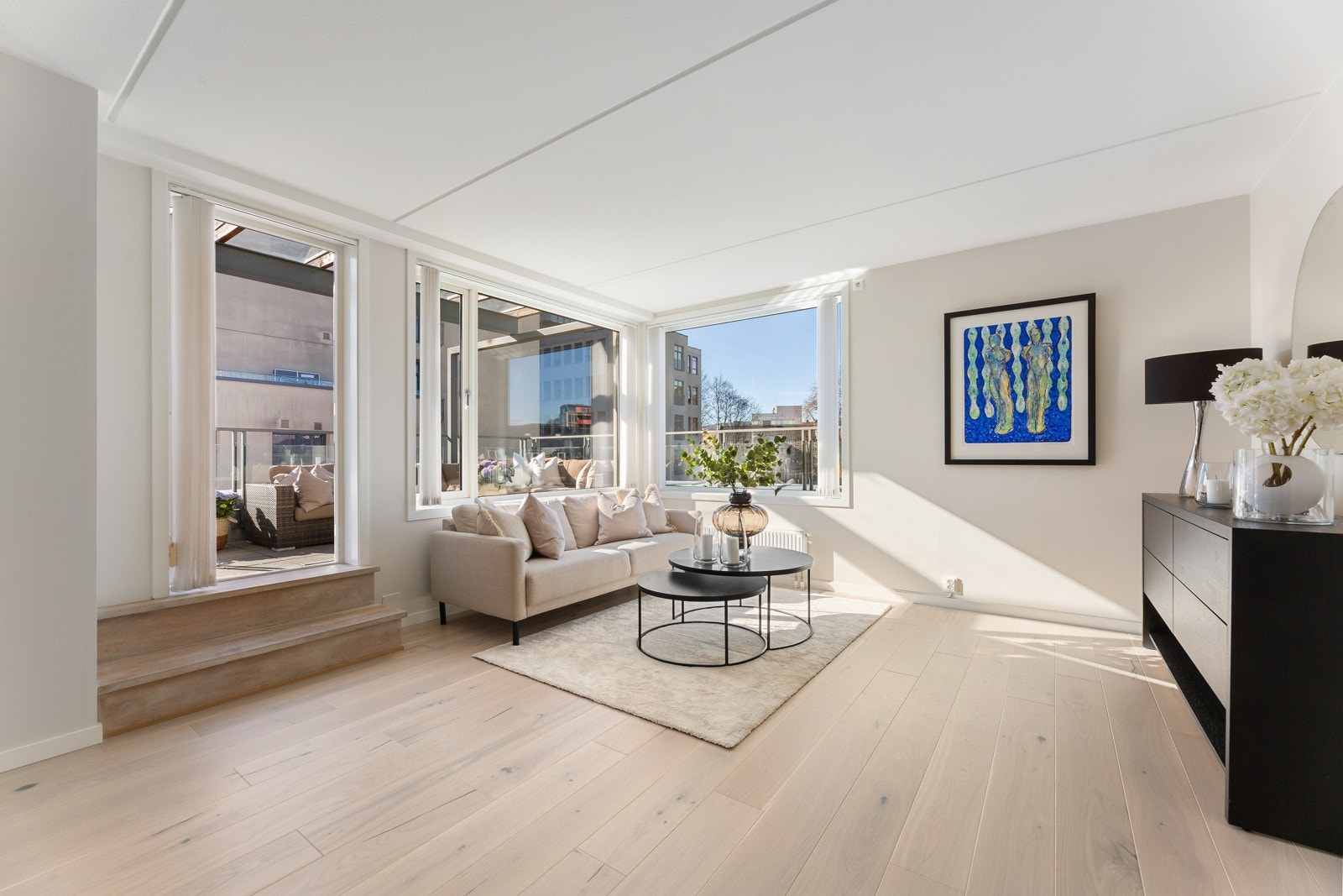 Stuen har store vindusflater som gir et åpent og lyst preg. Galleribilde