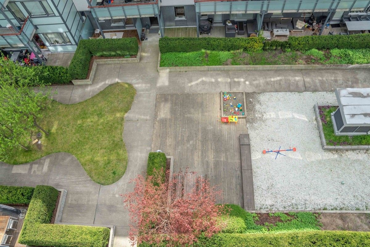 Fellesarealene er pent opparbeidet med steinbelagte internveier, plenareal, trær, beplantninger og felles sykkelparkering. Galleribilde