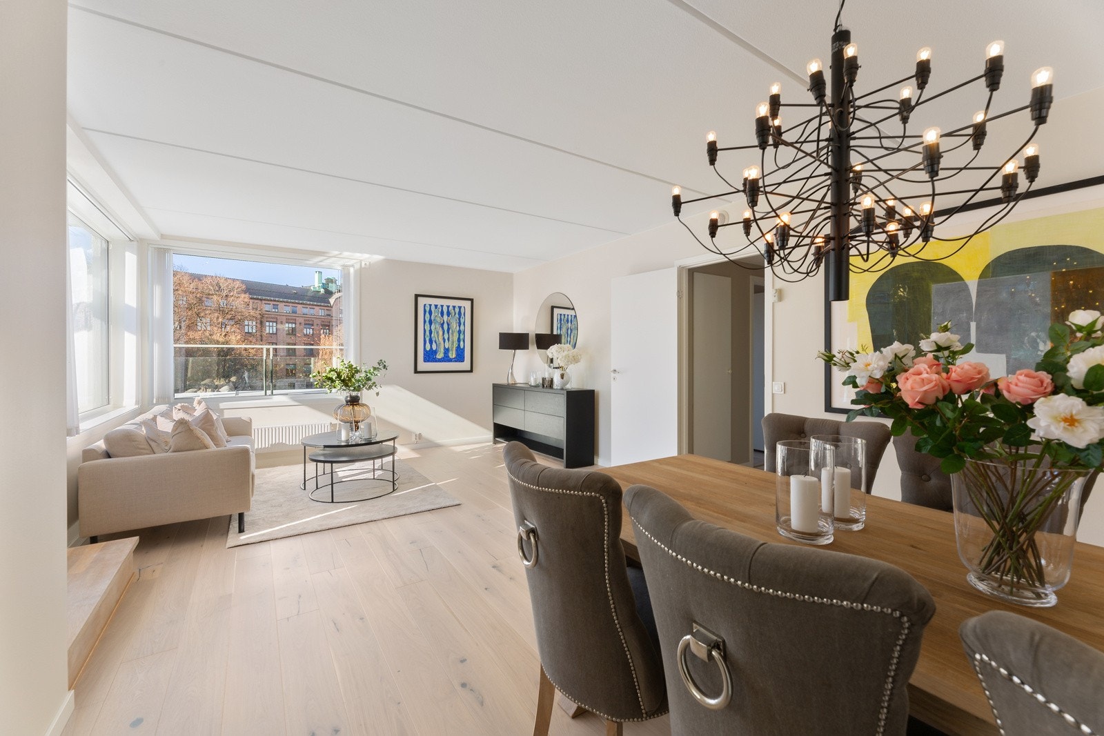 Stue med delvis åpen kjøkkenløsning og i overgangen er det plass til større spisebord. Galleribilde