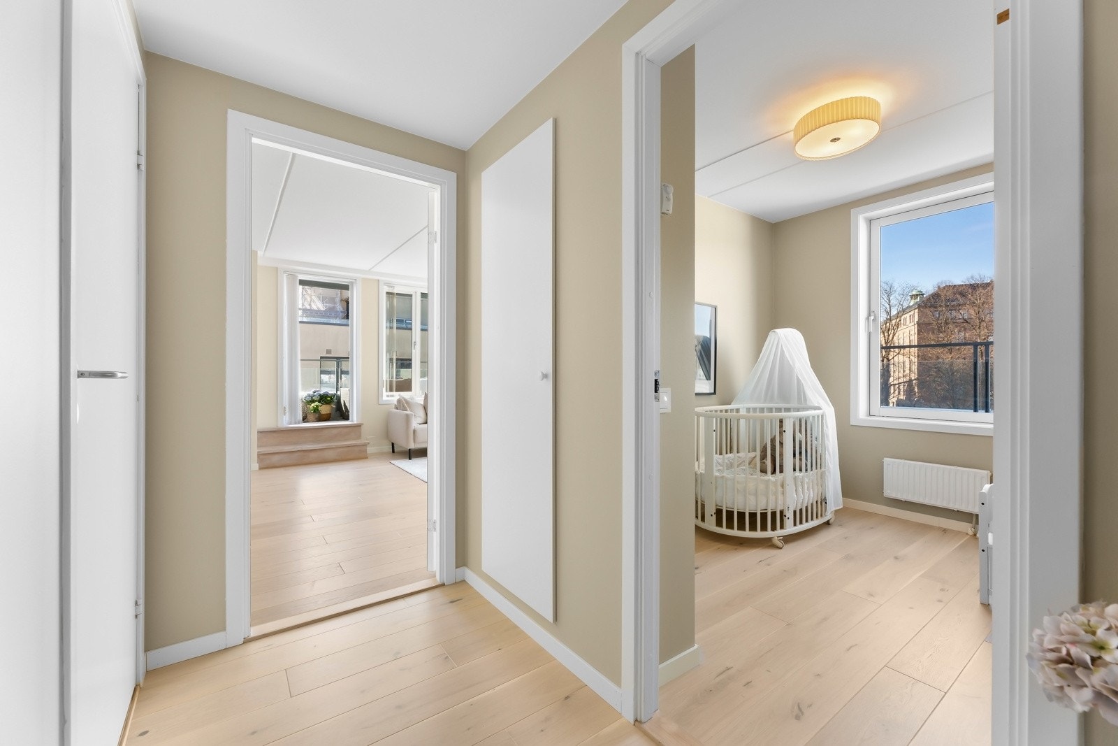 Entréen gir et moderne førsteinntrykk og ønsker deg velkommen inn. Galleribilde