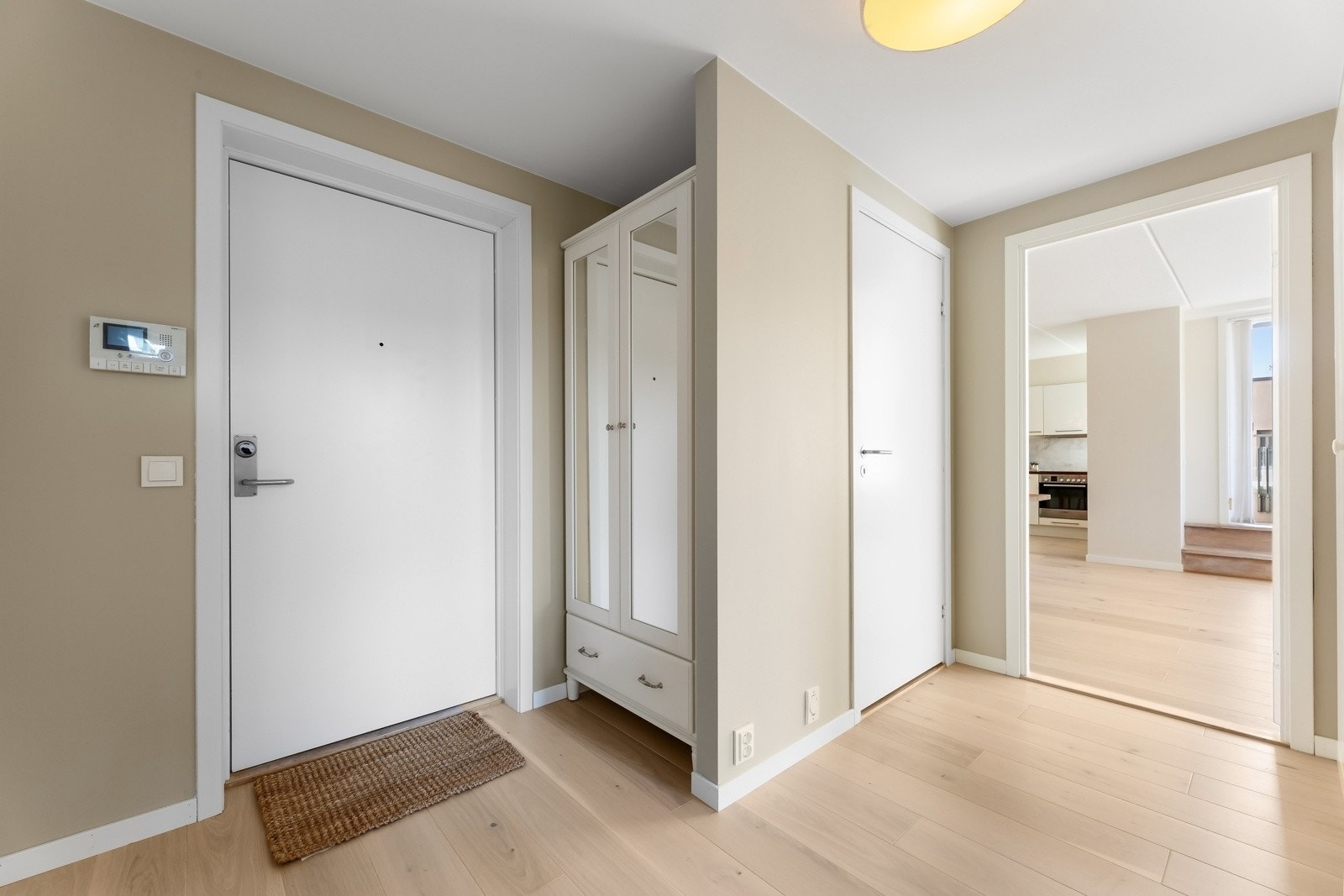 Entréen har porttelefon med monitor og garderobeskap. Galleribilde