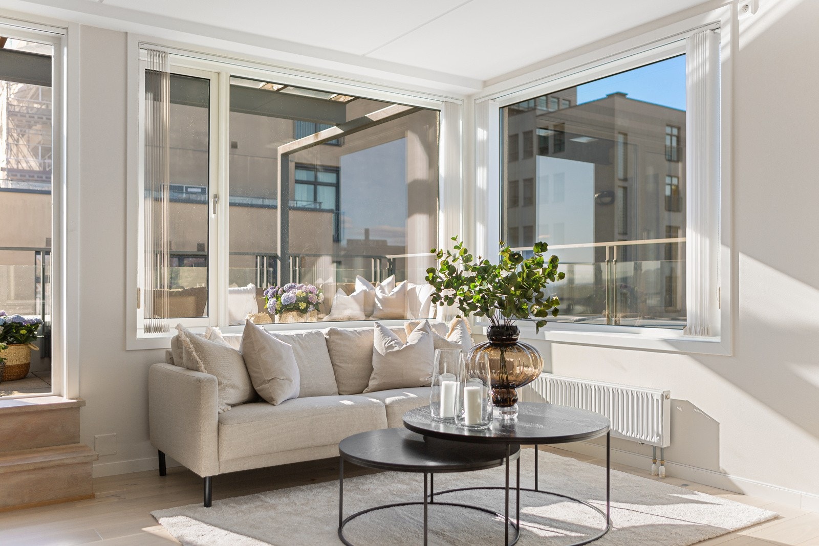 Akonto oppvarming og internett er inkludert i felleskostnadene. Ingen dokumentavgift og andel fellesgjeld er nedbetalt. Galleribilde