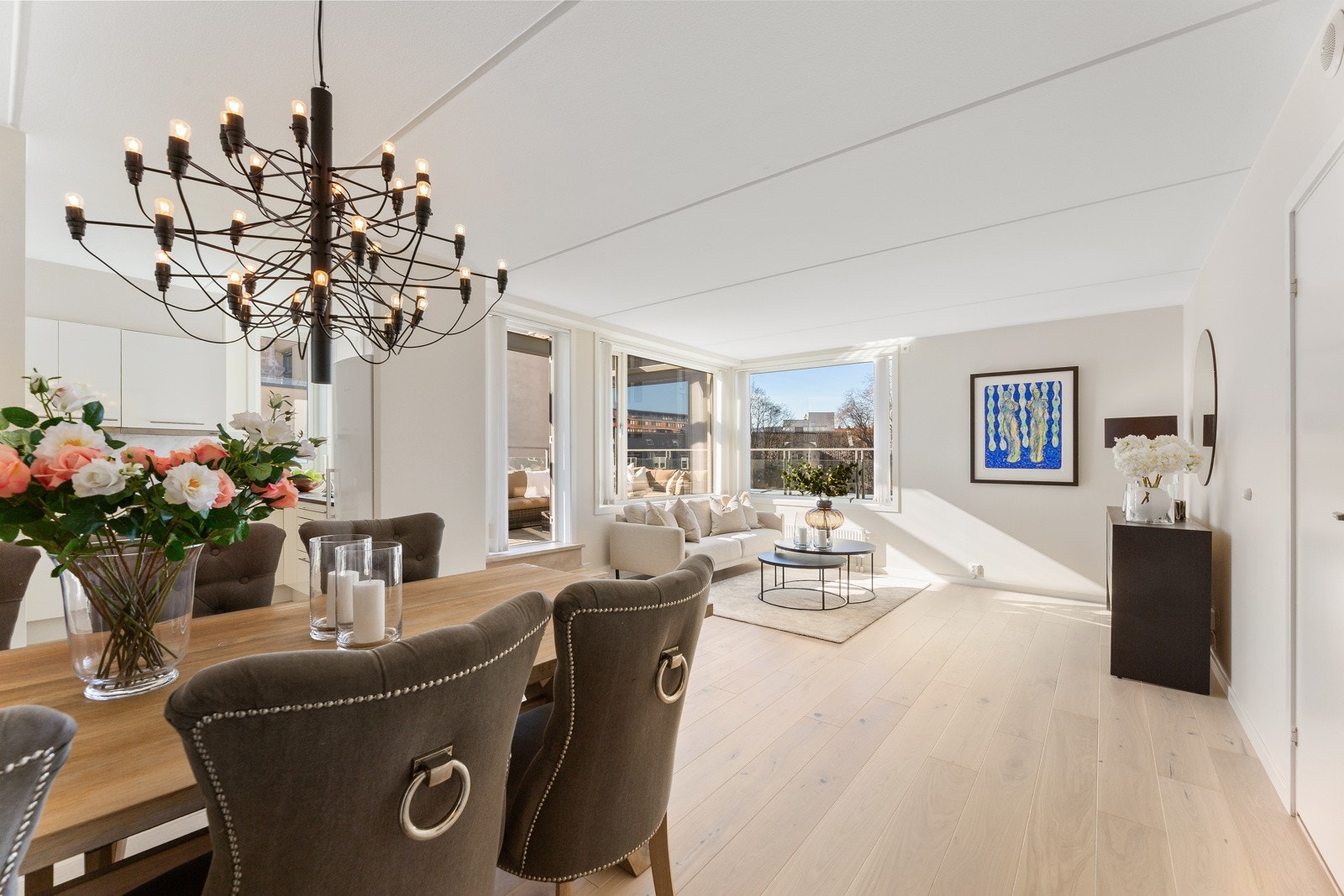 Romslig plass til etablering av spisestue og tv-stue. Galleribilde