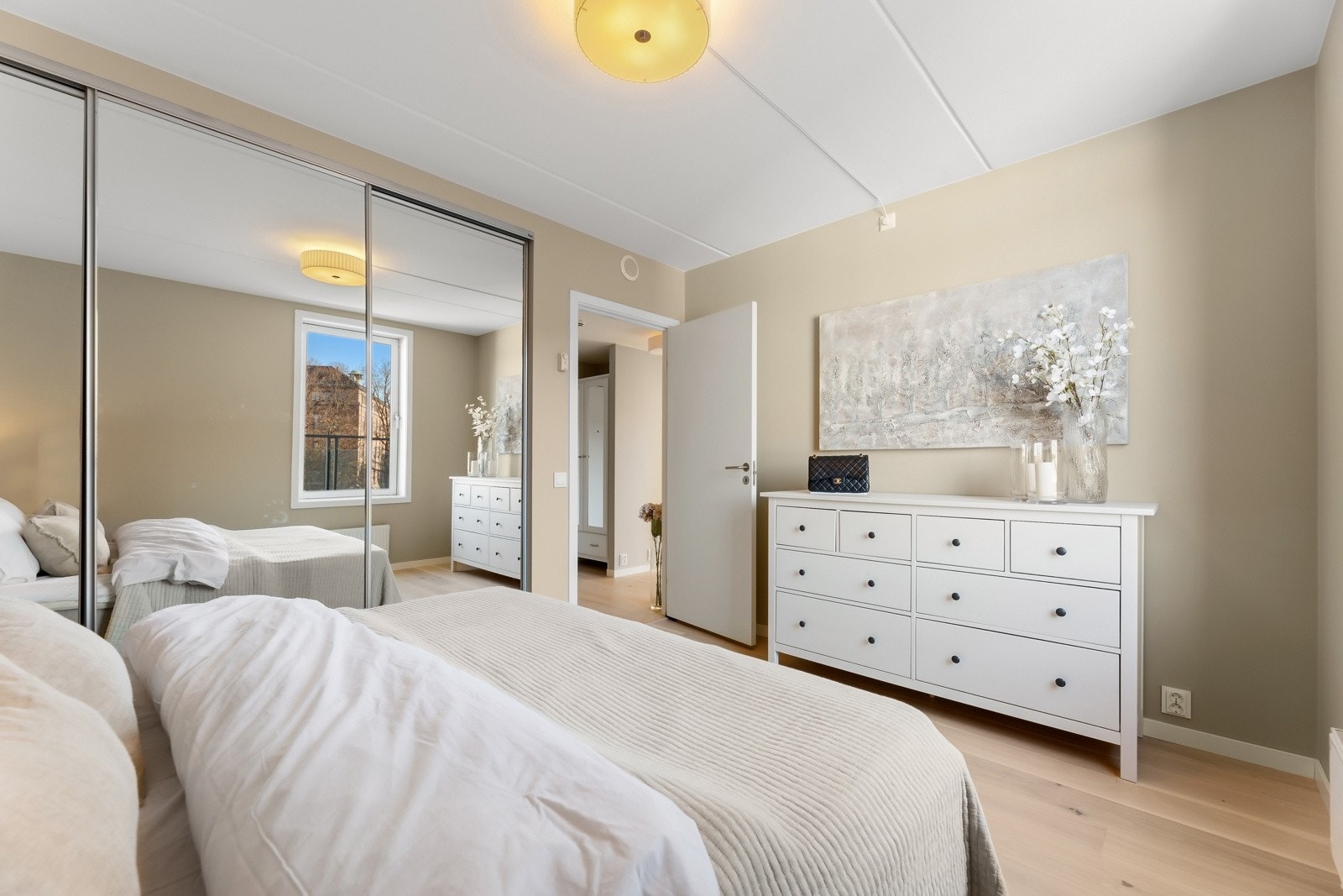 Utstyrt med stor skyvedørsgarderobe med speilfronter som følger leiligheten. Galleribilde