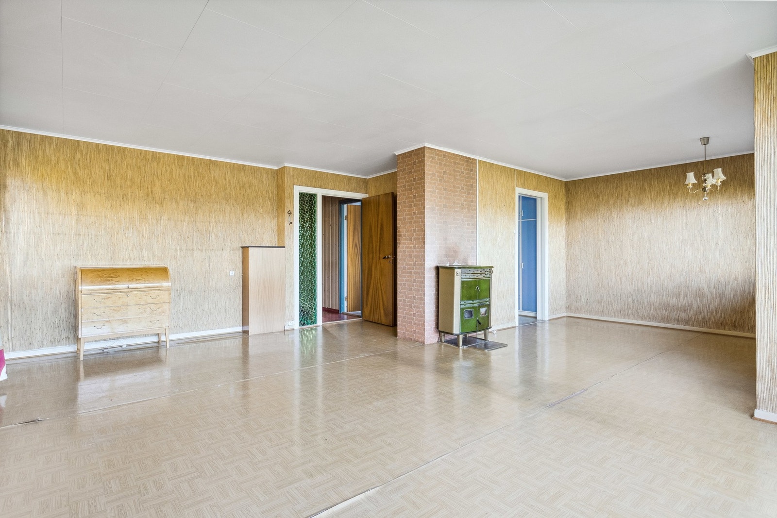 Til oppvarming er det vedovn og elektriske ovner. Galleribilde