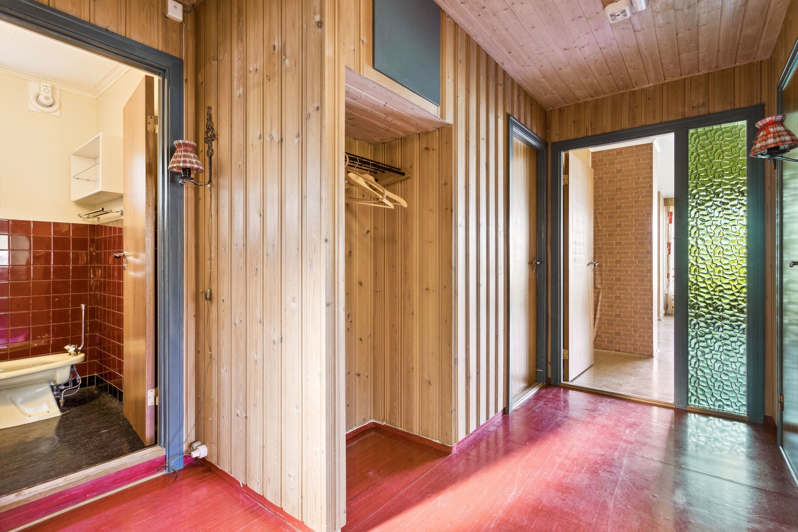 Romslig gang og inngangsparti med trapp ned til underetasjen. Galleribilde