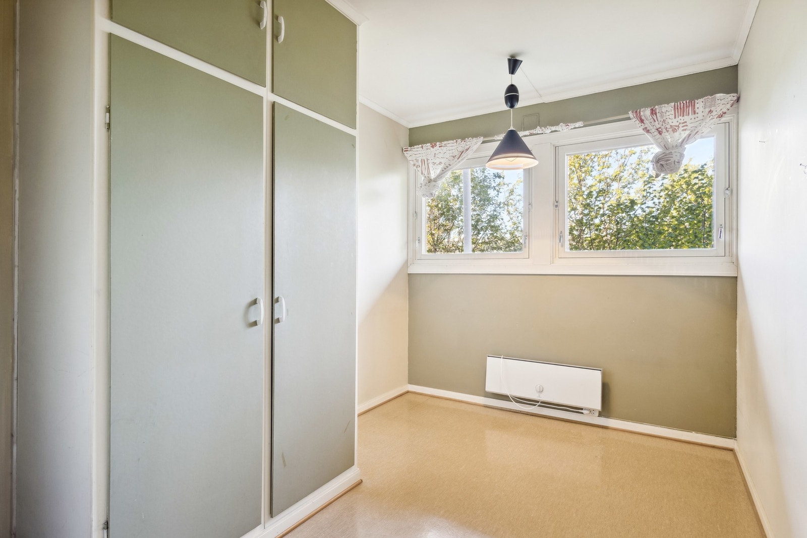 Soverom med innredet garderobeskap. Galleribilde