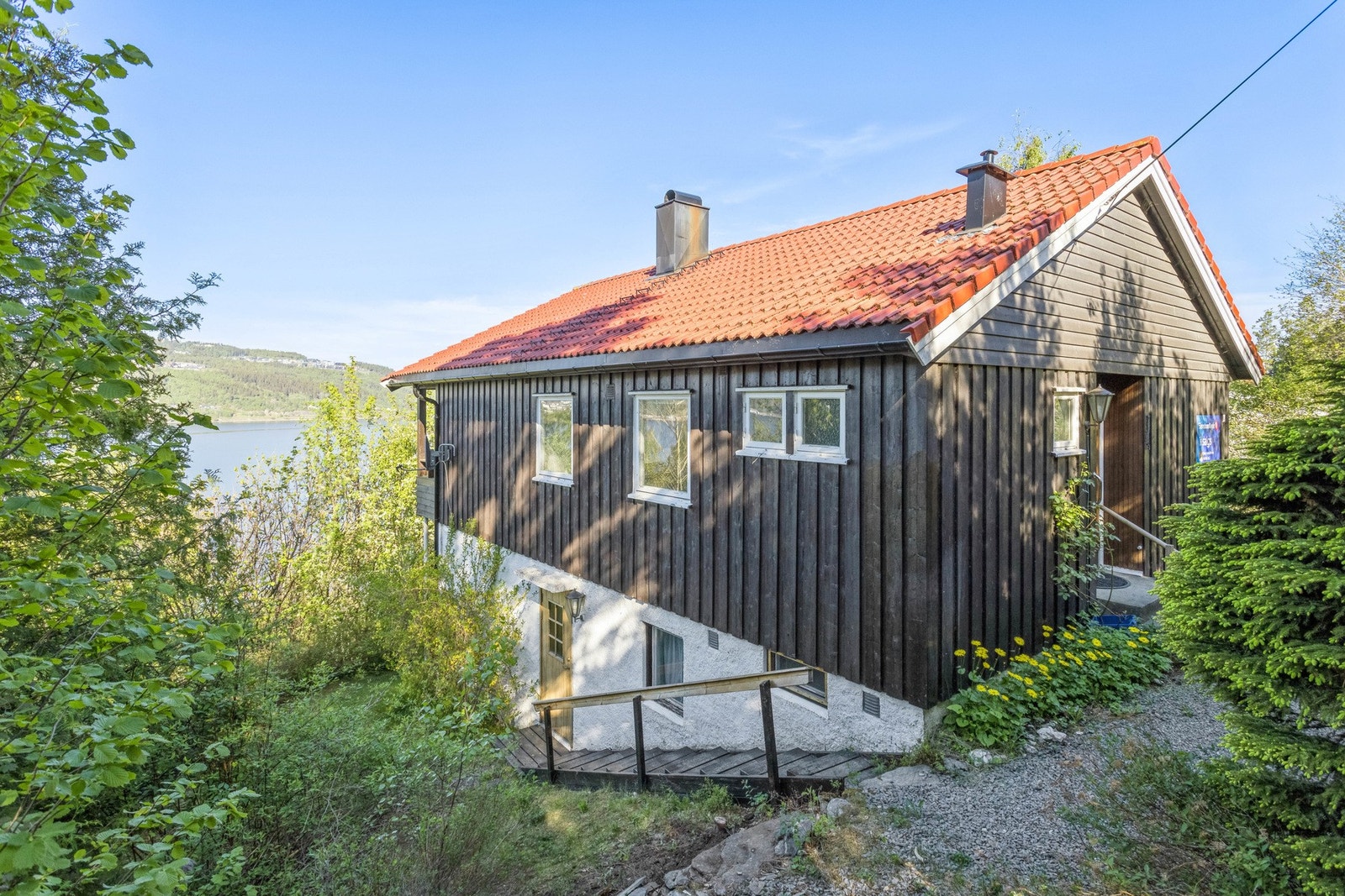 Et innholdsrikt og godt ivaretatt arkitekthus med unik beliggenhet i Solbakkan samt ypperlige sol- og utsiktsforhold. Galleribilde