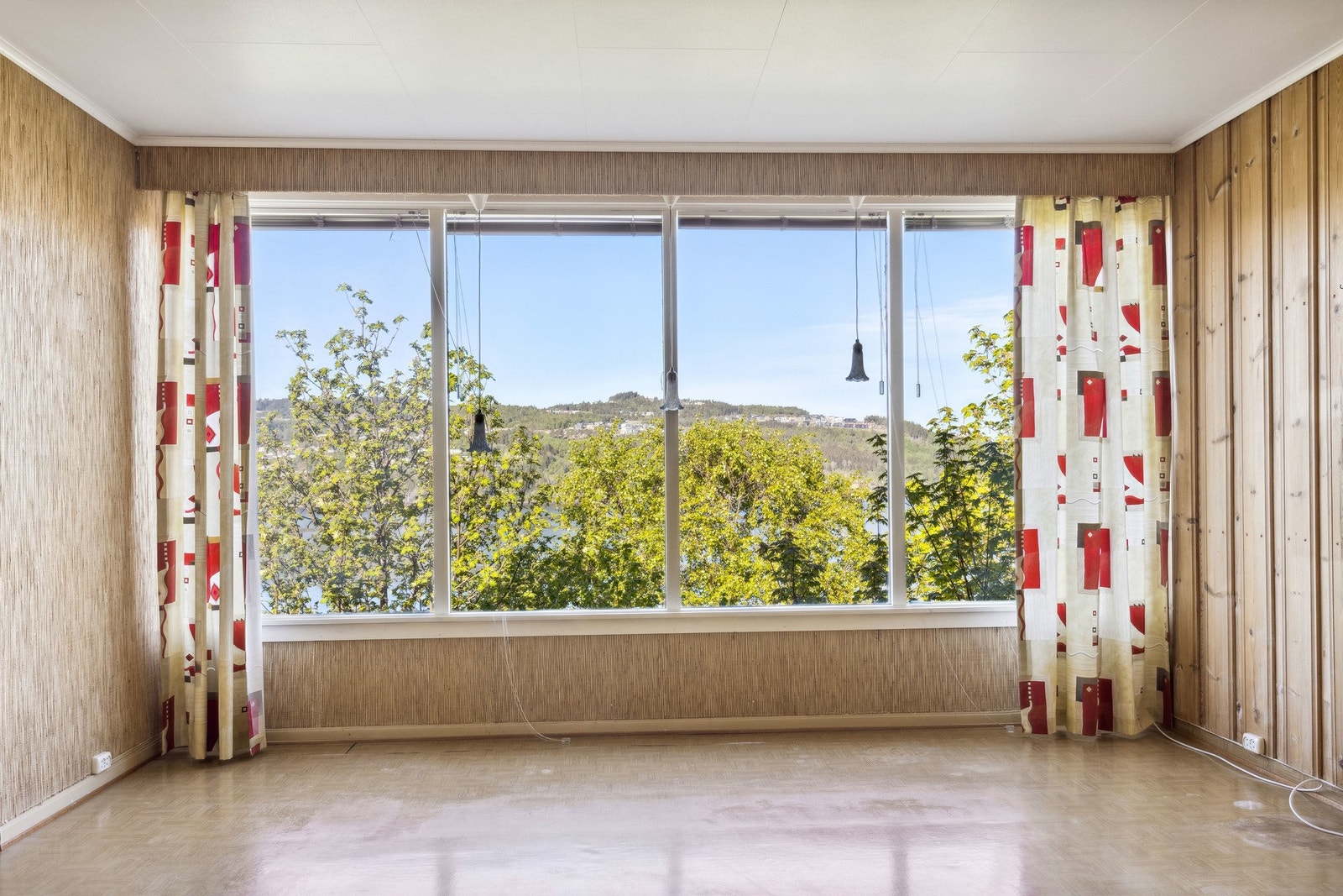 Fra stuen har man fantastisk utsikt mot vest. Galleribilde