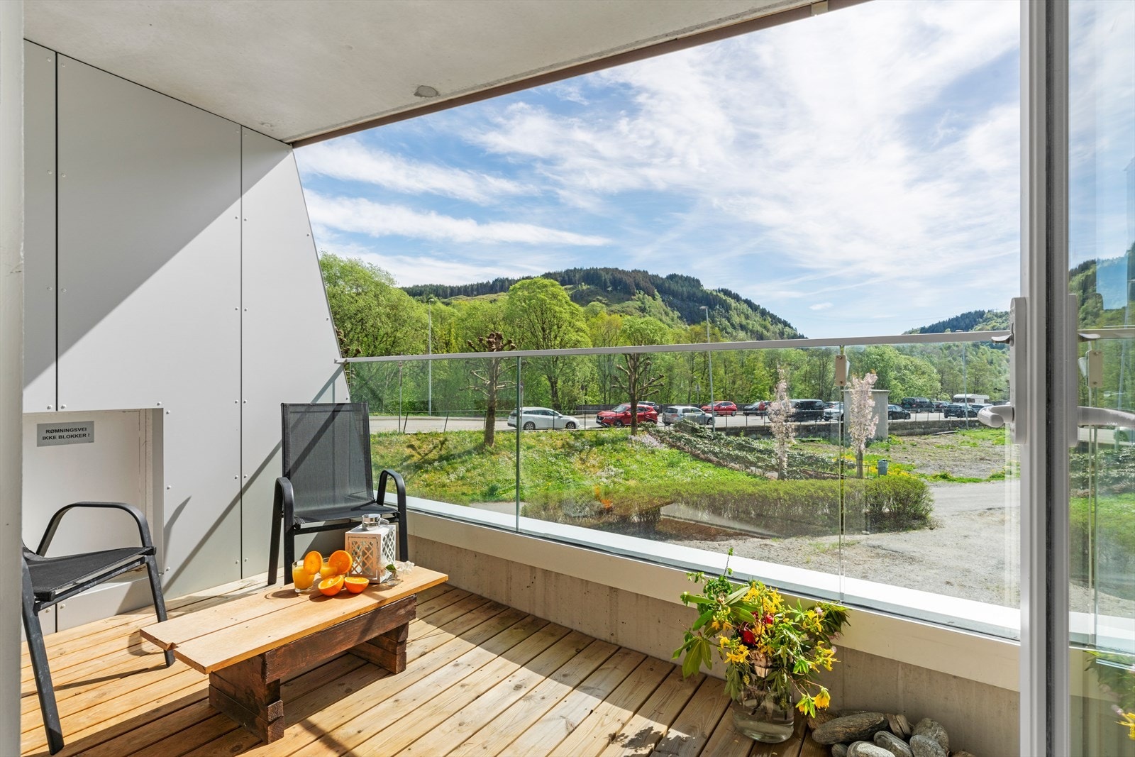 - Balkongen måler 10,5m² og har god plass til ønsket utemøblement i ulike soner. Merk glassverket som bidrar til at balkongen oppleves ekstra åpen og romslig - Galleribilde
