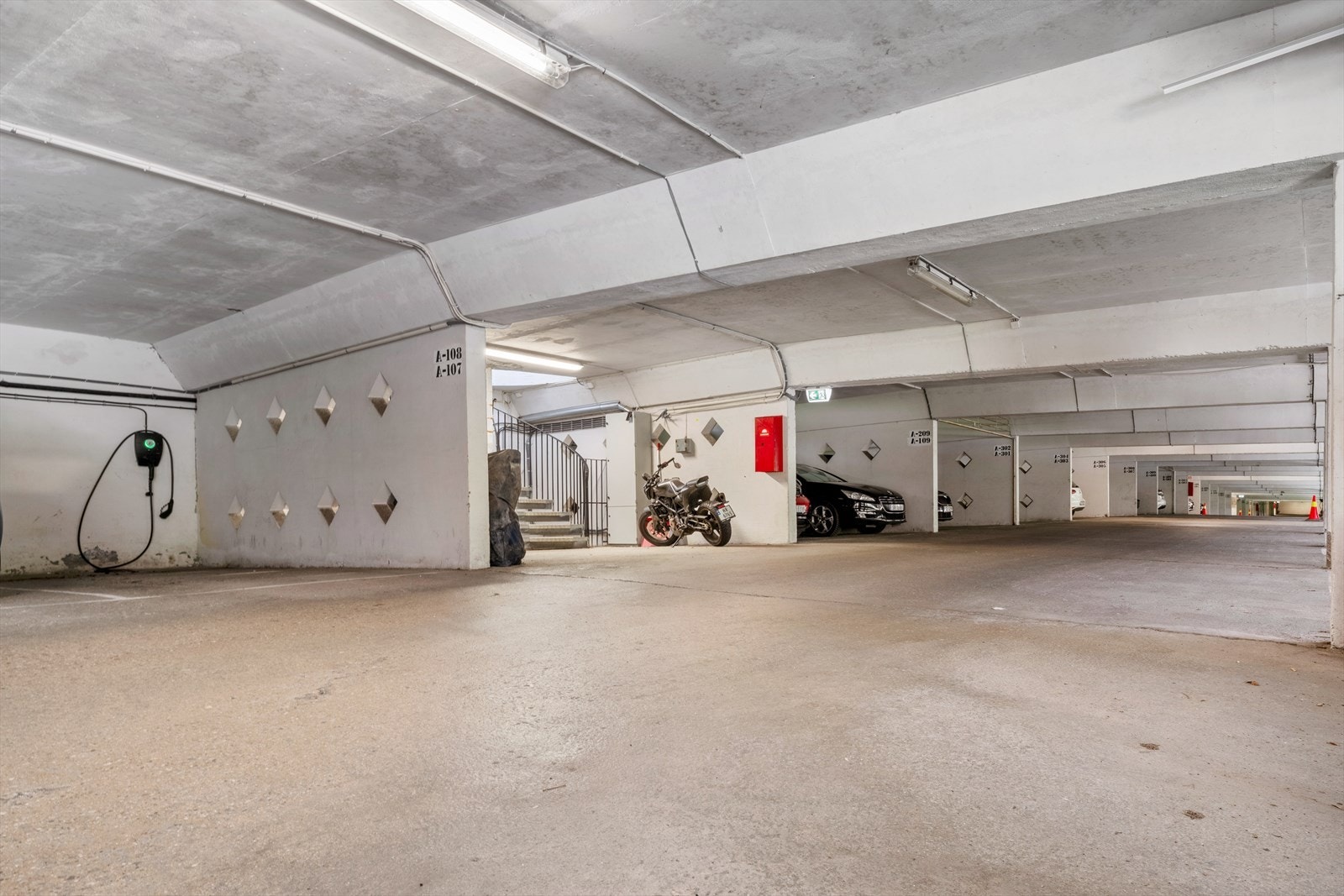 - Leiligheten disponerer en fast parkeringsplass i lukket anlegg - Galleribilde