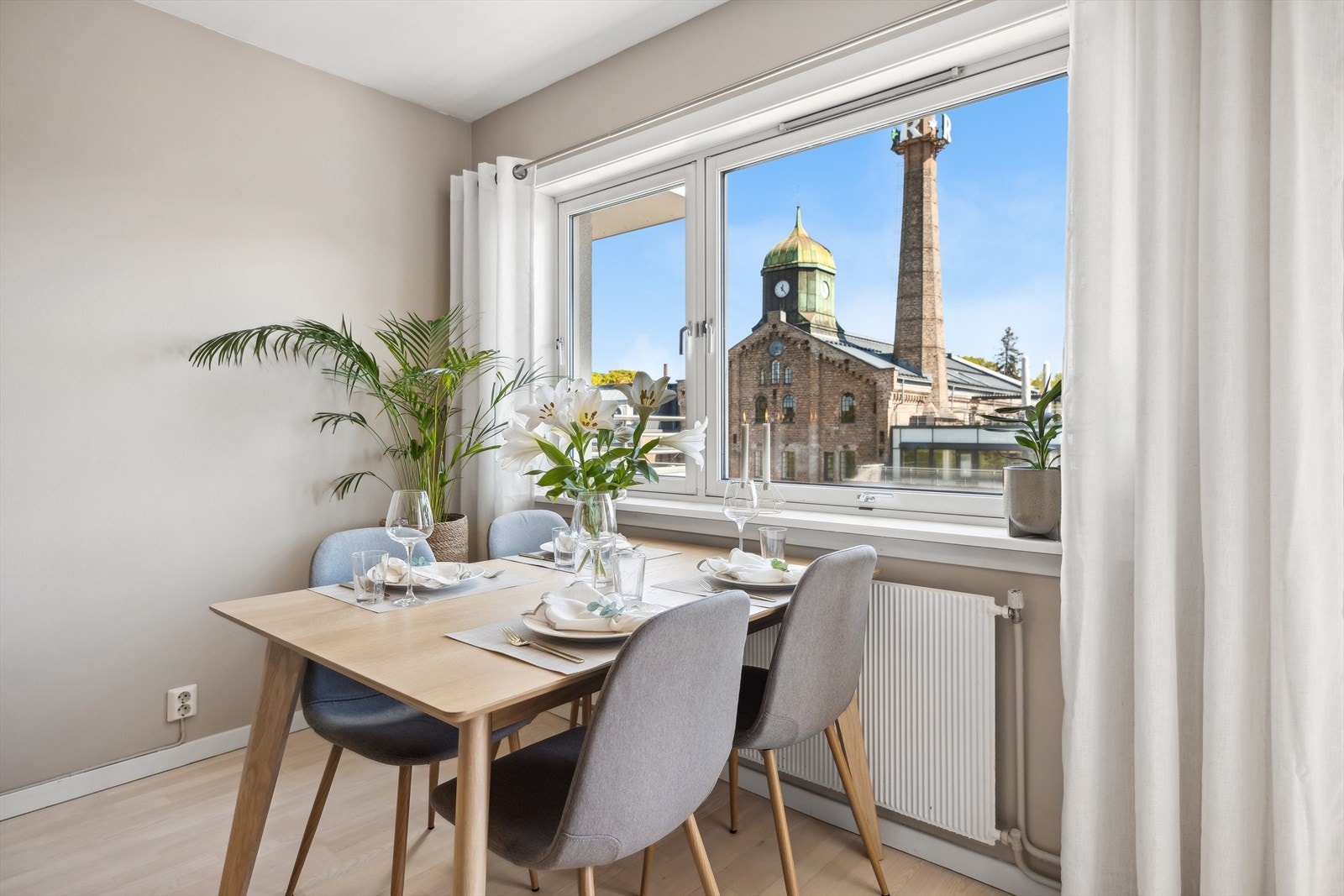 Godt med plass til spisebord hvor venner og familie kan samles. Galleribilde