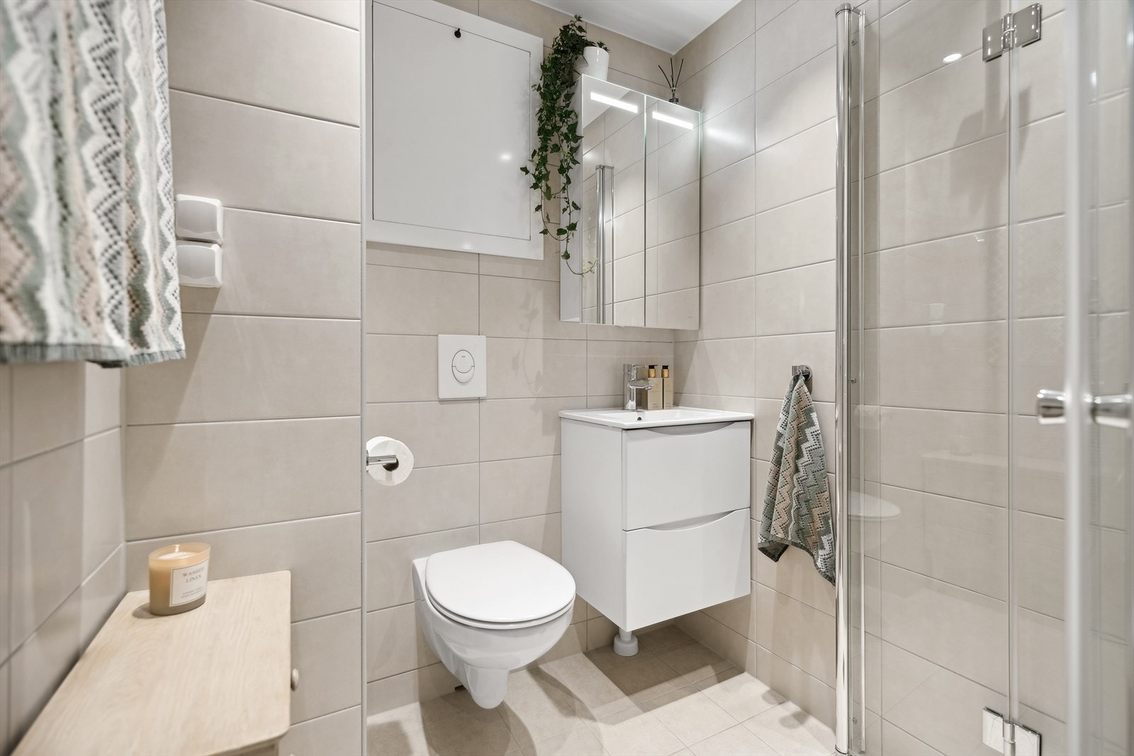 Flislagt tidløst baderom fra 2021 med varme i gulv og downlights i tak. Opplegg for vaskemaskin. Galleribilde