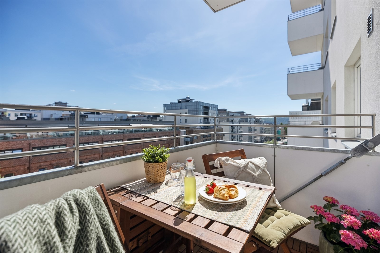 Plass til spisebord med stoler, grill, mindre kafèbord og øvrig pynt. Galleribilde