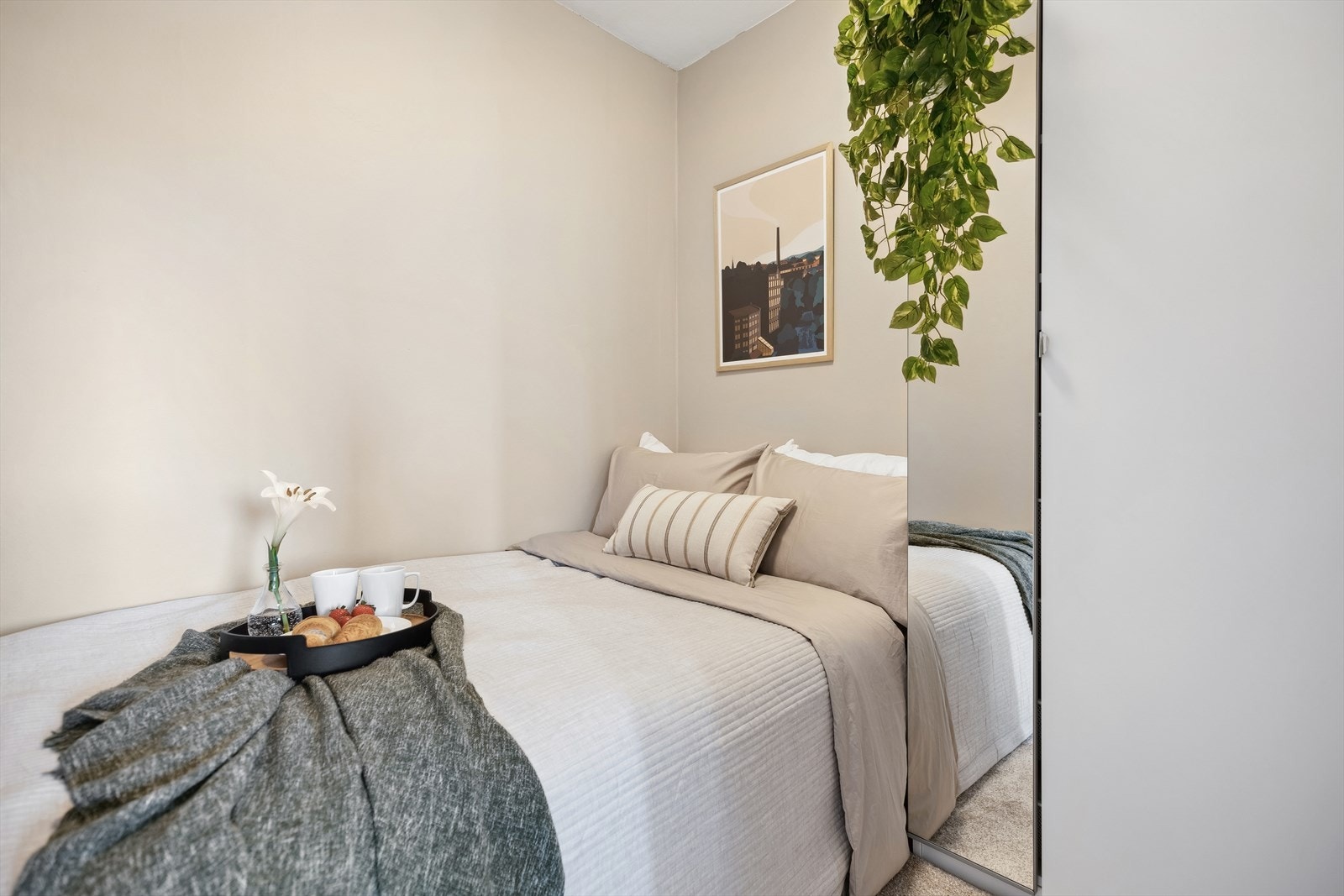 Praktisk sovealkove med plass til seng og oppbevaring i garderobeskap. Galleribilde