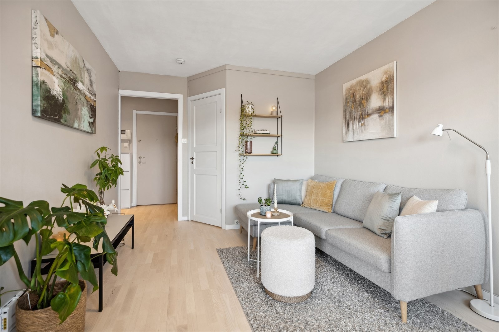 Innbydene stue med plass til både sofa og spisegruppe Galleribilde