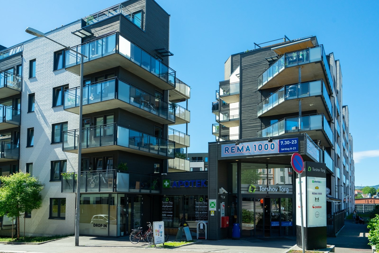 Torshov torg med matbutikk, apotek, blomsterbutikk og treningssenter. Galleribilde