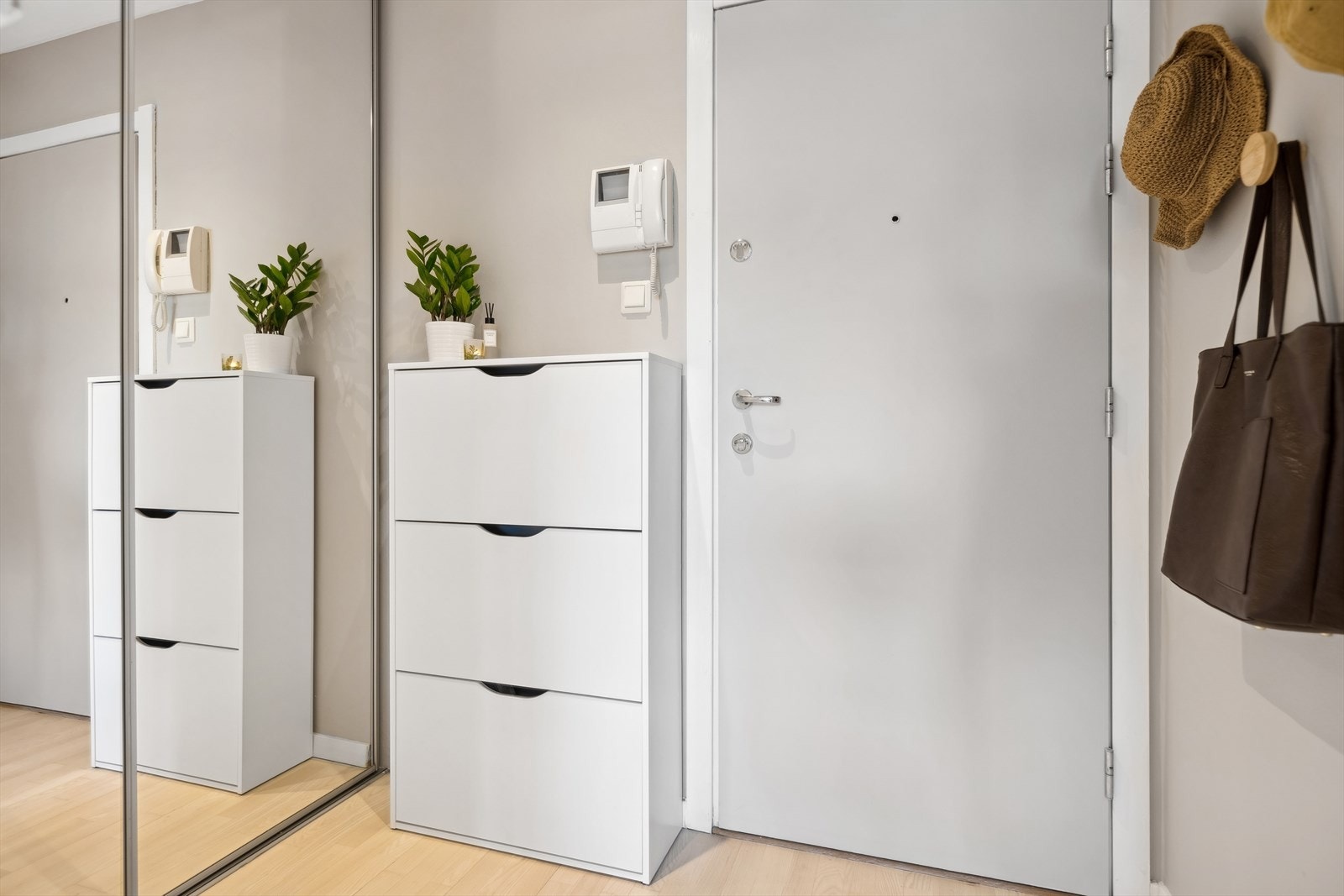 Innbydende entrè. Her finner du en integrert skyvedørsgarderobe. Gode muligheter for oppbevaring og lagring av yttertøy og sko. Galleribilde