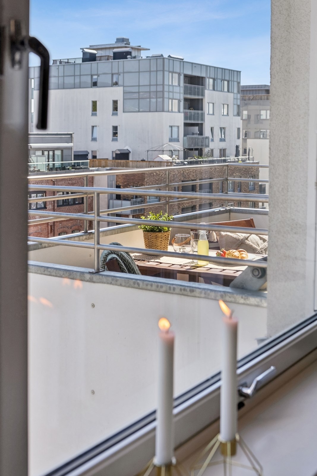 Hyggelig utsyn fra stuens vinduer. Galleribilde