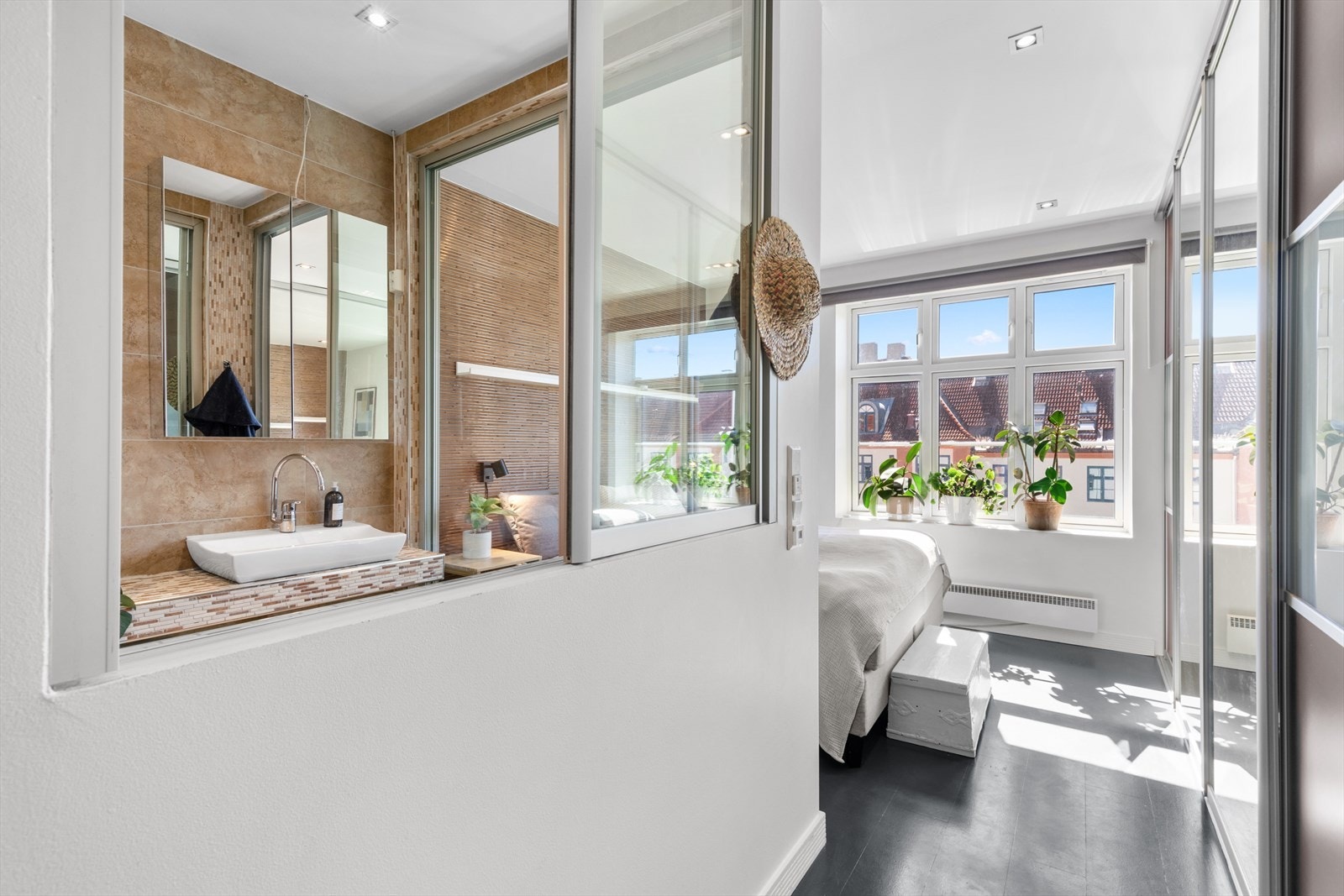 Hovedsoverom med ensuite bad. Galleribilde
