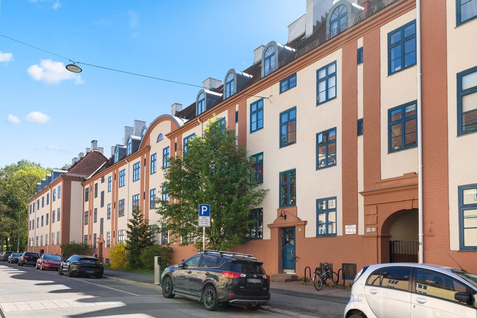 Fasade mot Agathe Grøndahls gate med oppgangen og port til bakgården. Galleribilde