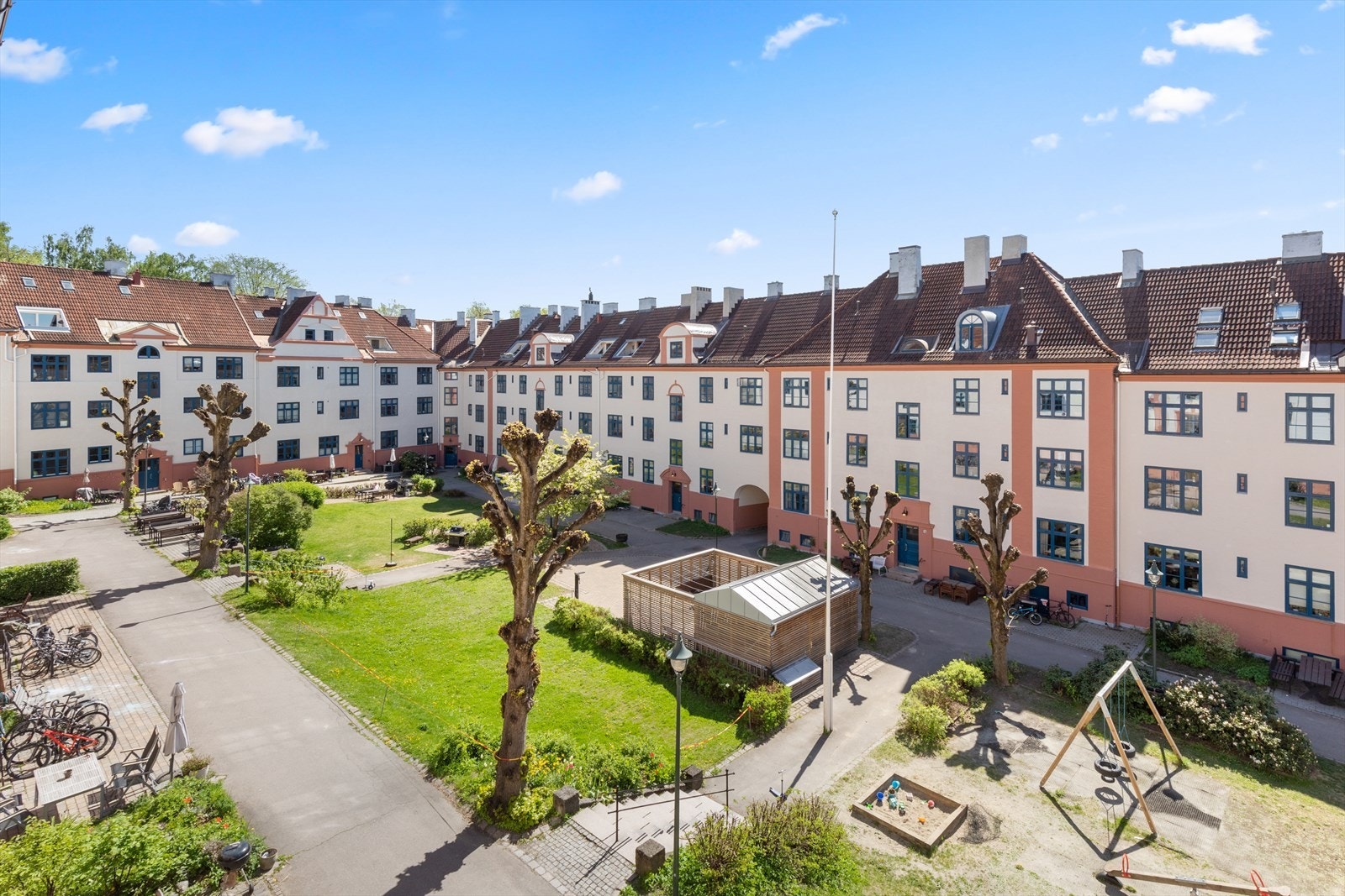 Hyggelig utsyn til bakgården fra hovedsoverommet. Galleribilde