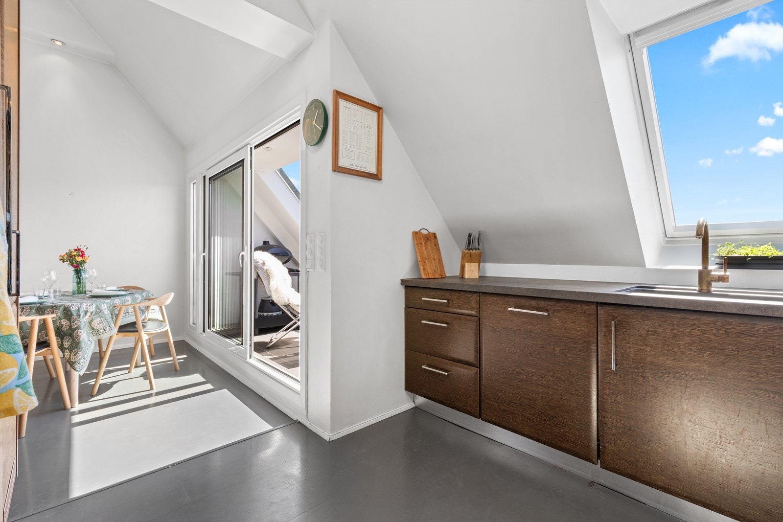 Kjøkken i delvis åpen løsning med spisestuen. Galleribilde