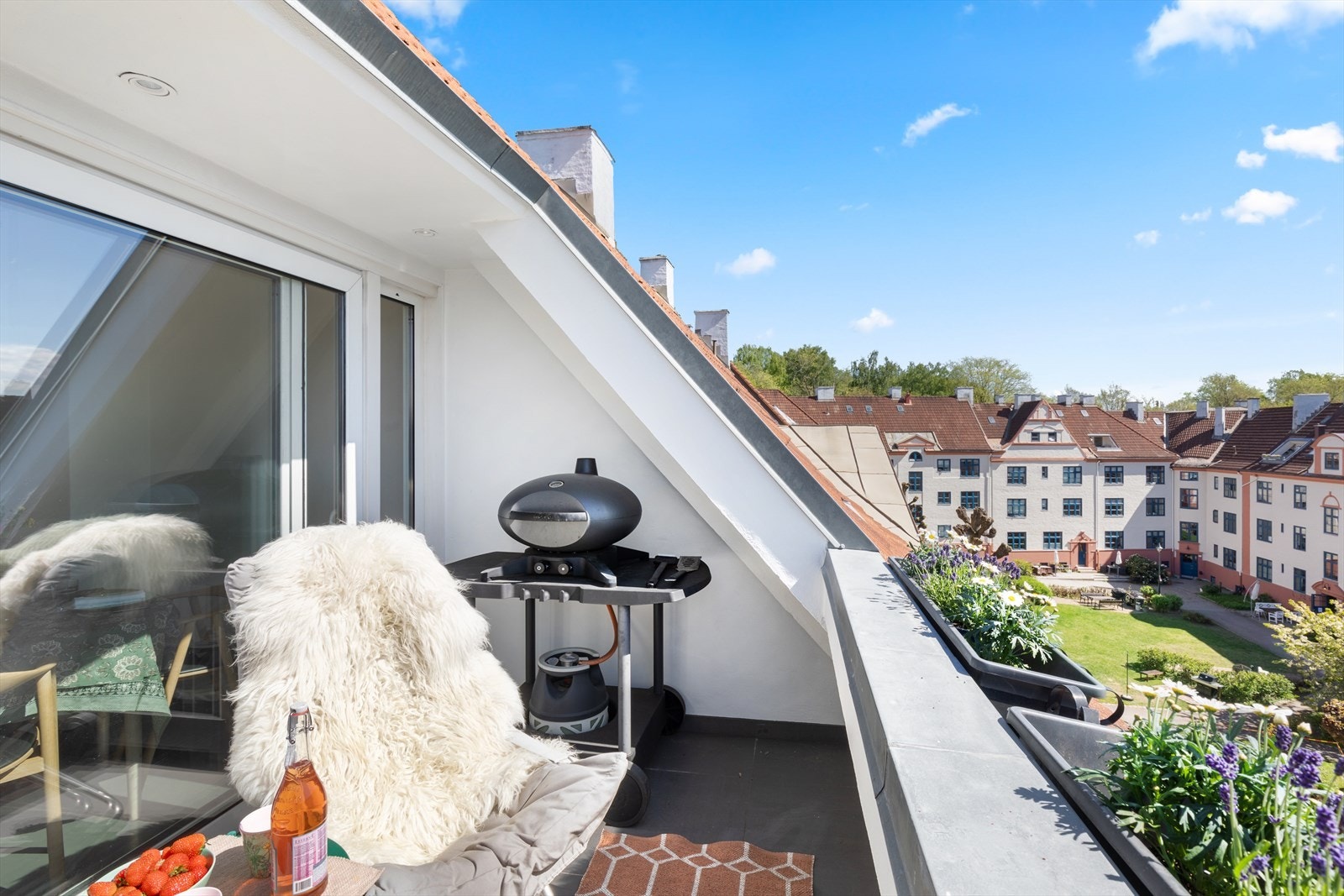 Sydvendt terrasse på ca. 6 m² med god plass til utemøbler og grill. Galleribilde