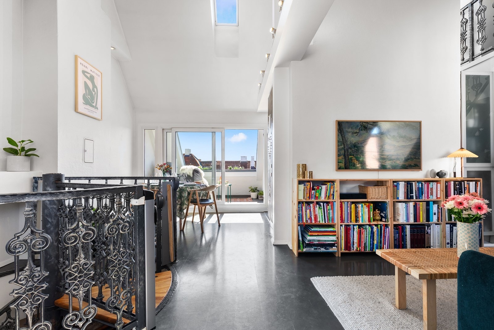 En stilig loftsleilighet med mange flotte detaljer, praktiske løsninger og ca. 4,77m mønehøyde. Galleribilde