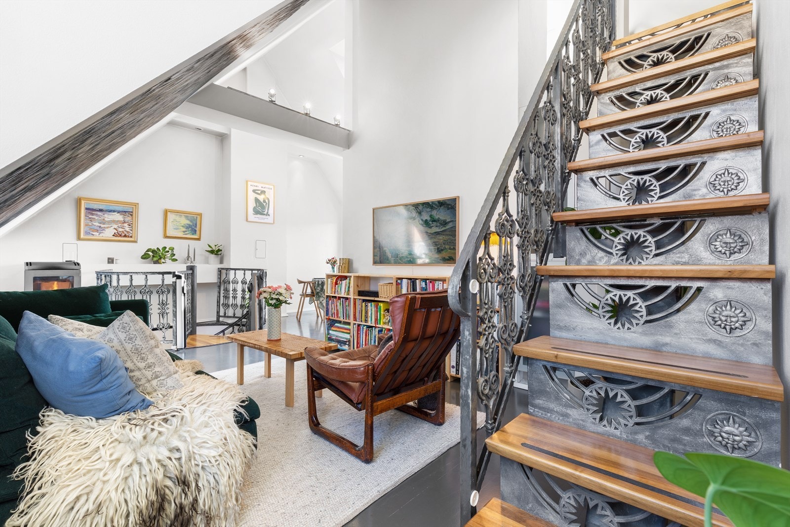 Stilig belysning med spotlights og downlights. Trapp til hems. Galleribilde